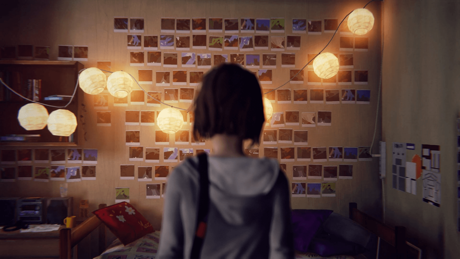 Cloe steht vor Fotowand in Life is Strange