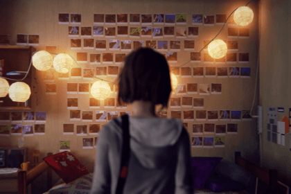 Cloe steht vor Fotowand in Life is Strange